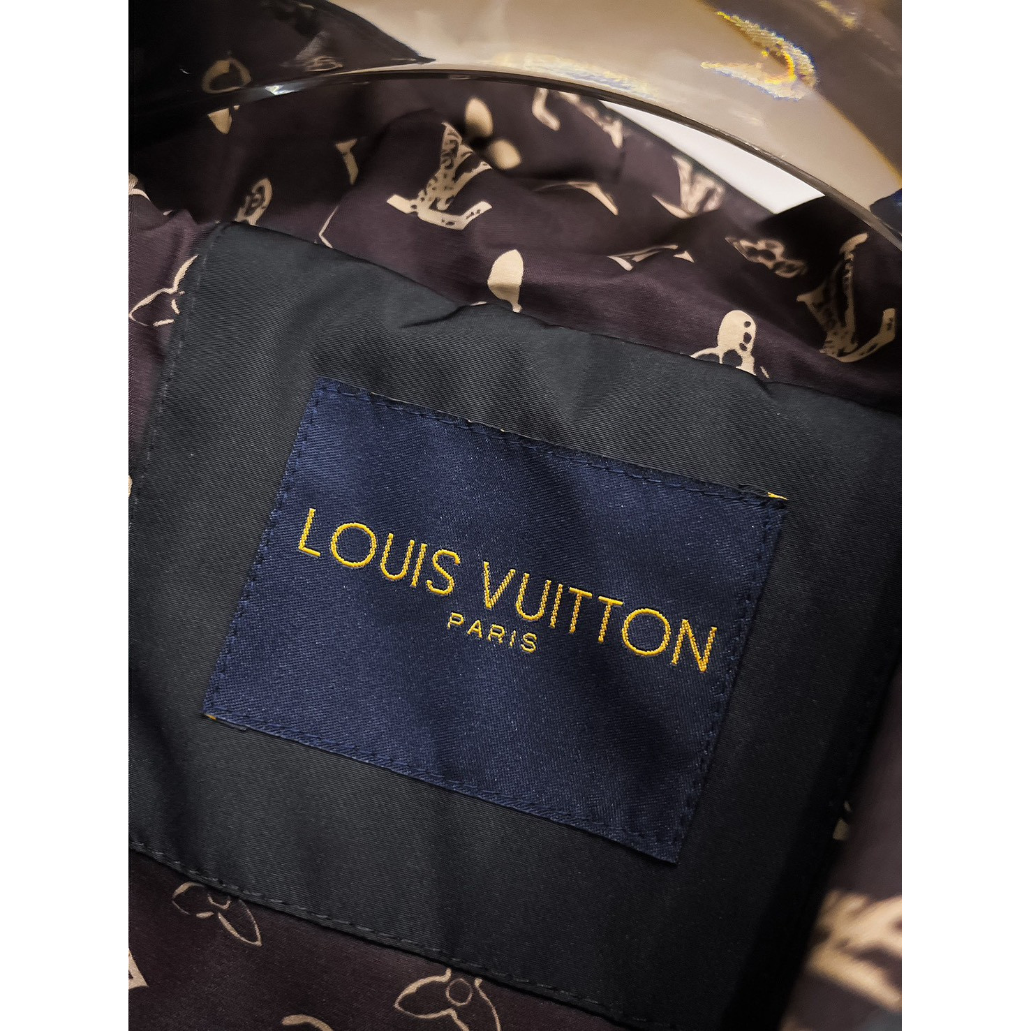 <p>LV&nbsp;男士夹克外套(黑)</p>