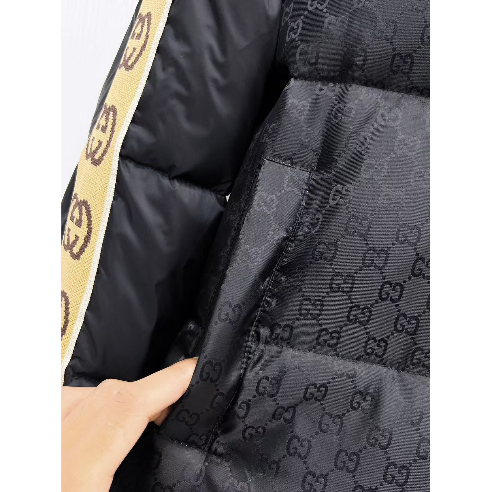 <p>GUCCI 秋冬新款羽绒服(黑)&nbsp;</p>