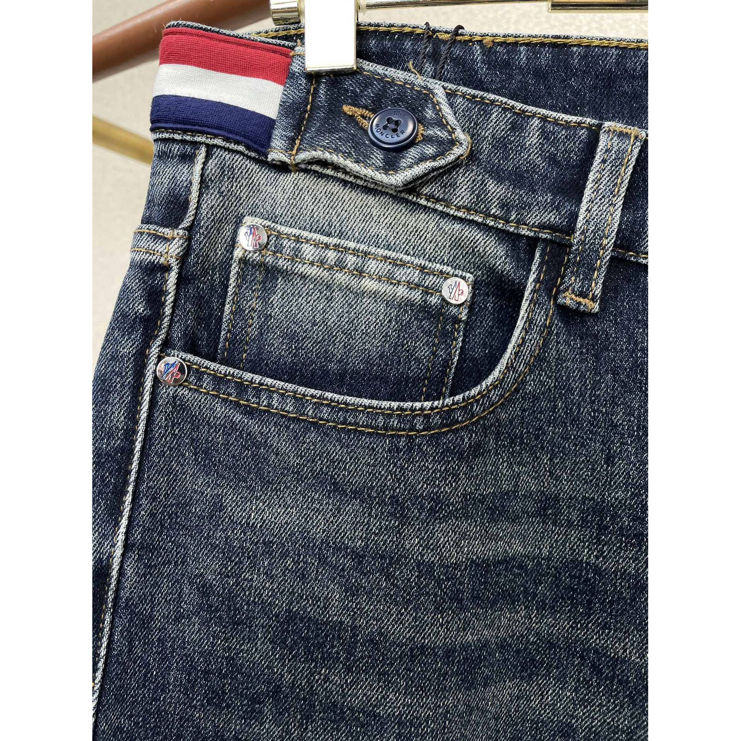 <p>Moncler&nbsp;休闲牛仔裤</p>