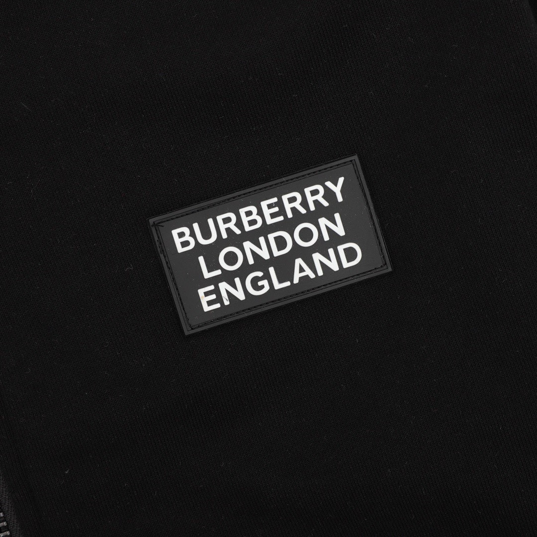 <p>Burberry 胸口徽标格拉链连帽外套(黑)</p>