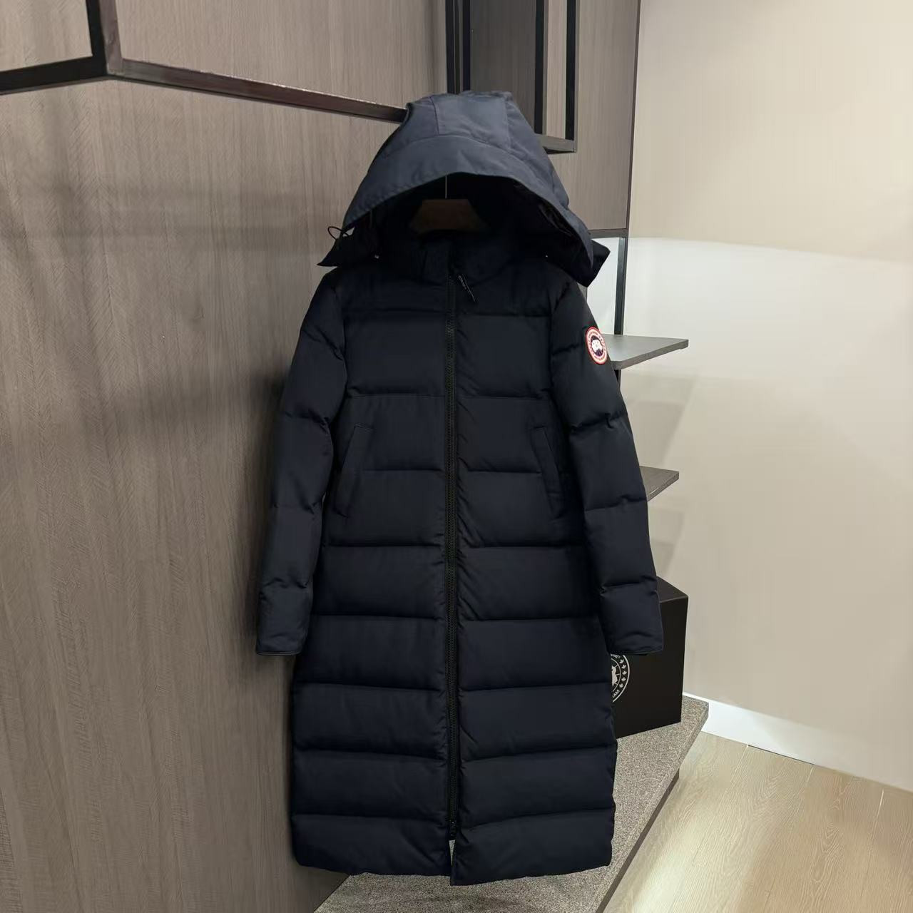 <p>Canada Goose 可拆卸兜帽全長款羽绒服(藏青)</p>