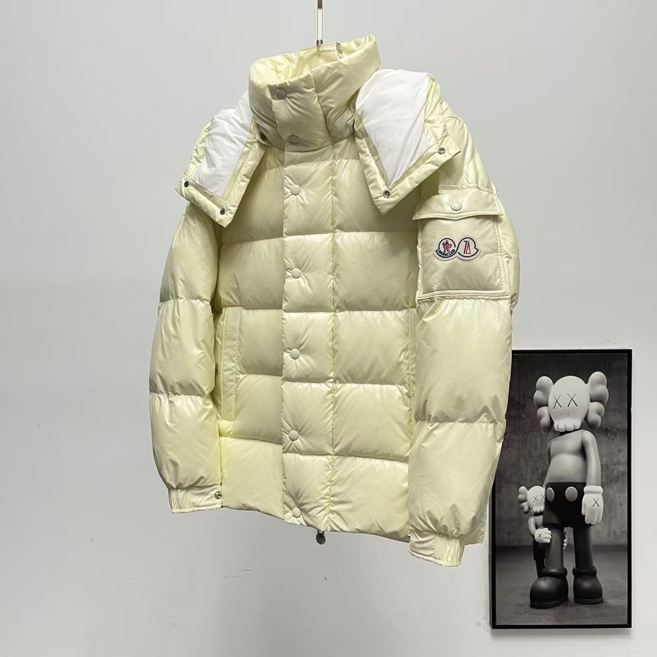 <p>Moncler 70周年双标连帽羽绒服(米白色)</p>