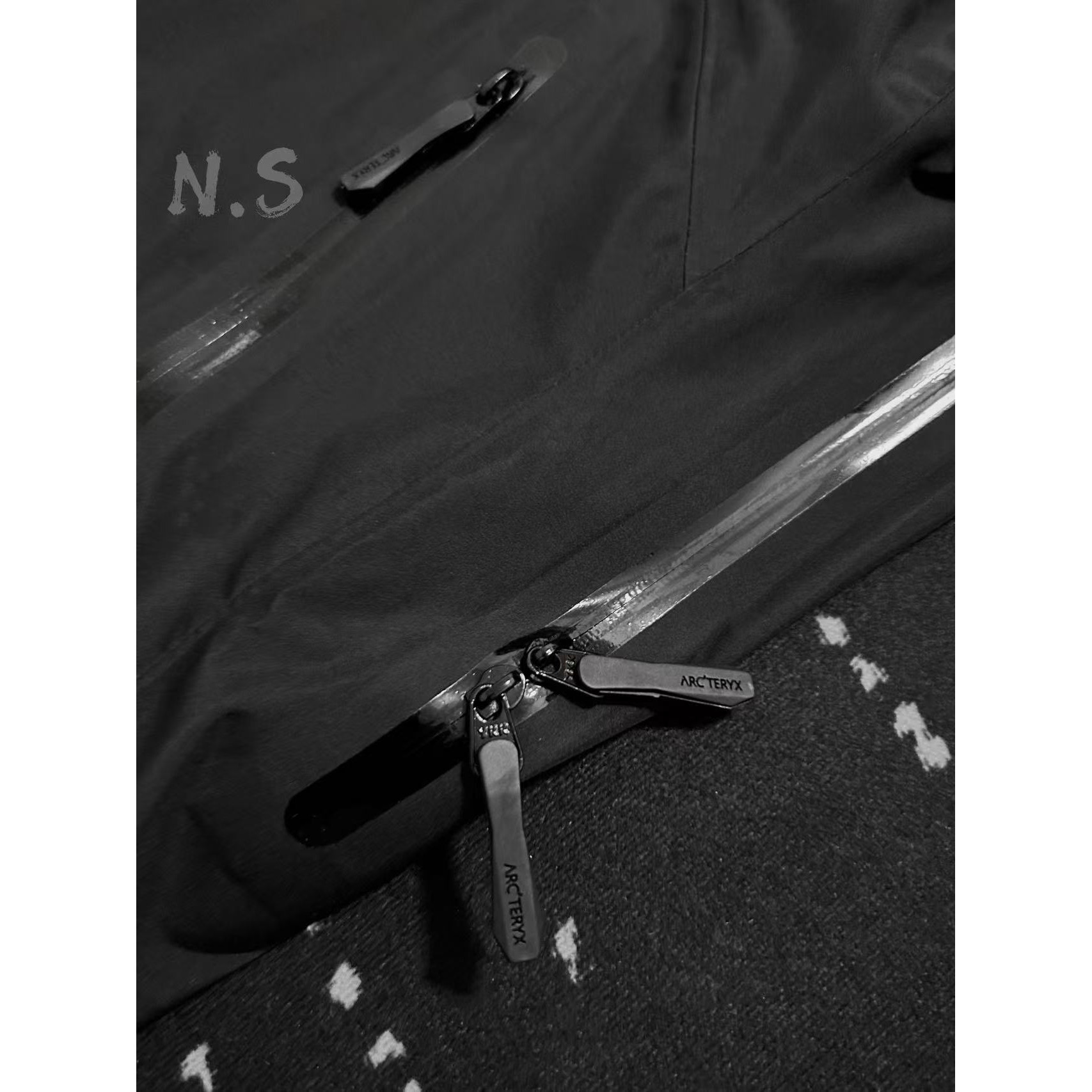 <p>Arc'teryx Beta系列 SL GORE-TEX 硬壳刺绣连帽防水防风透气冲锋衣 (黑色)</p>