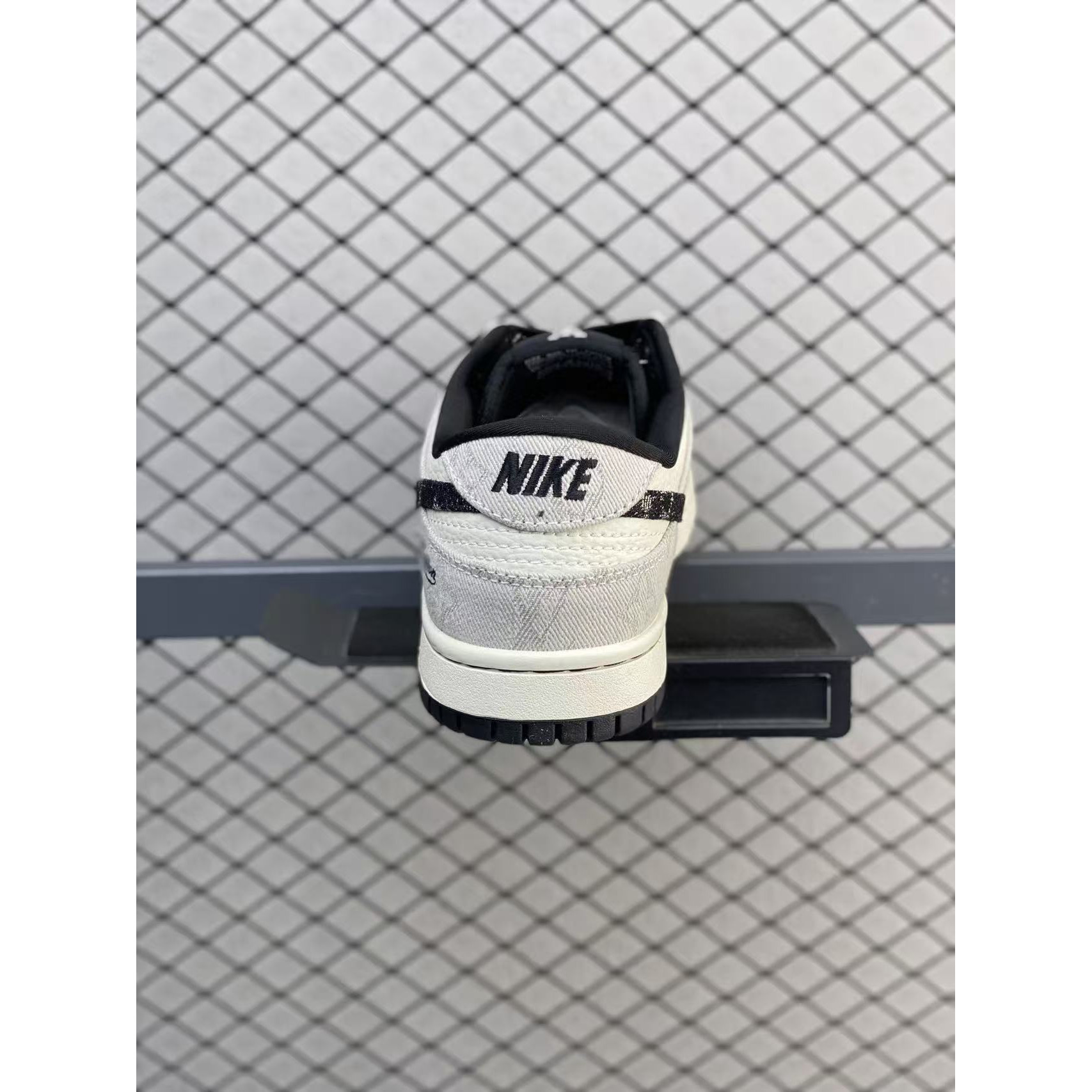 <p>Nike SB Dunk Low 青蓝牛仔休闲板鞋(黑)</p>