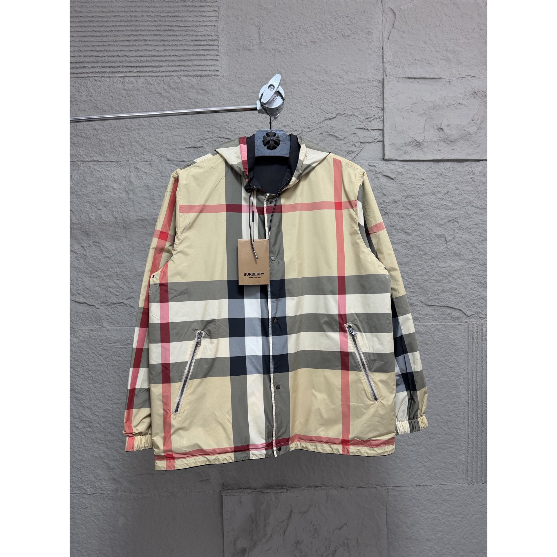 <p>Burberry 双面穿连帽外套</p>