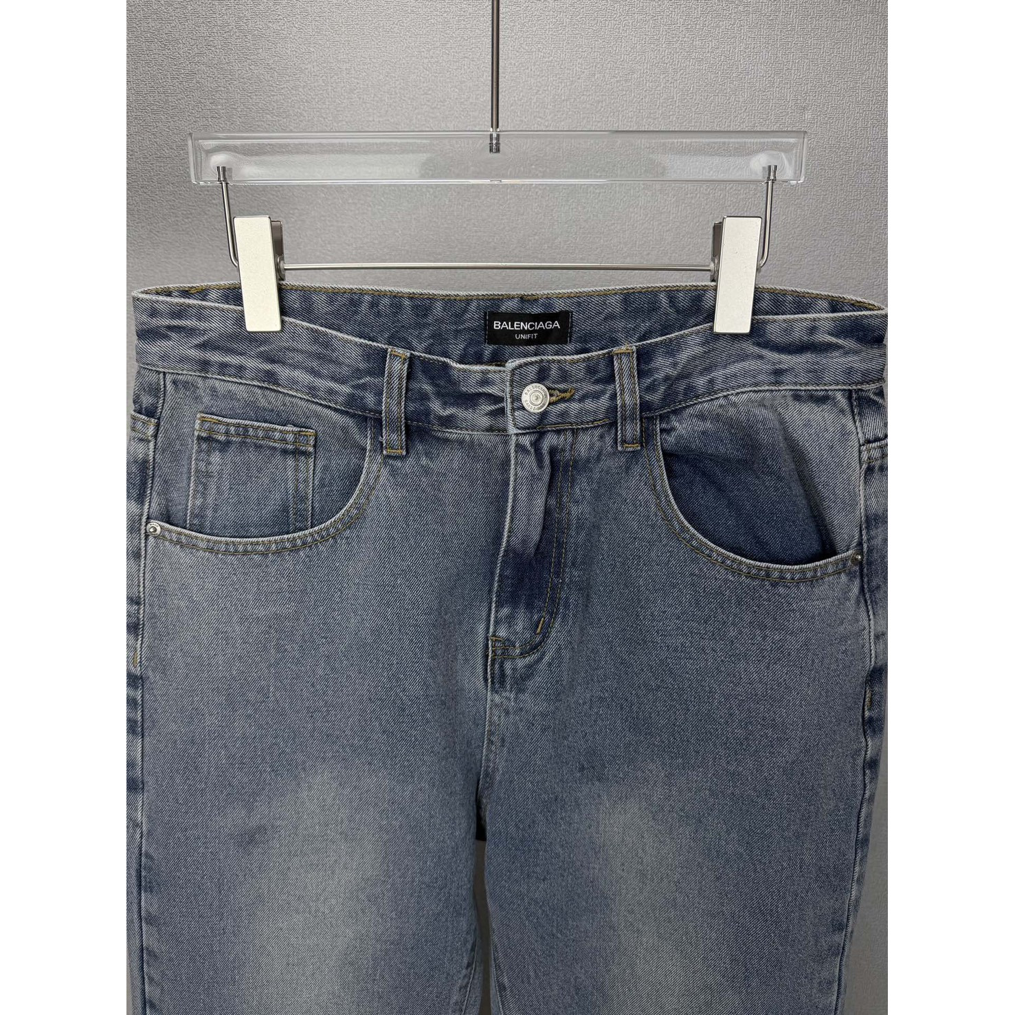 <p>Balenciaga 口袋立体压胶字母牛仔裤</p>