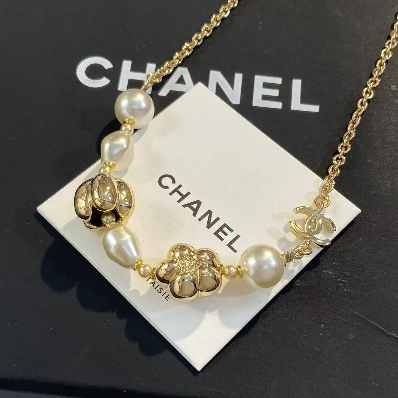 <p>CHANEL 珍珠花朵项链</p>