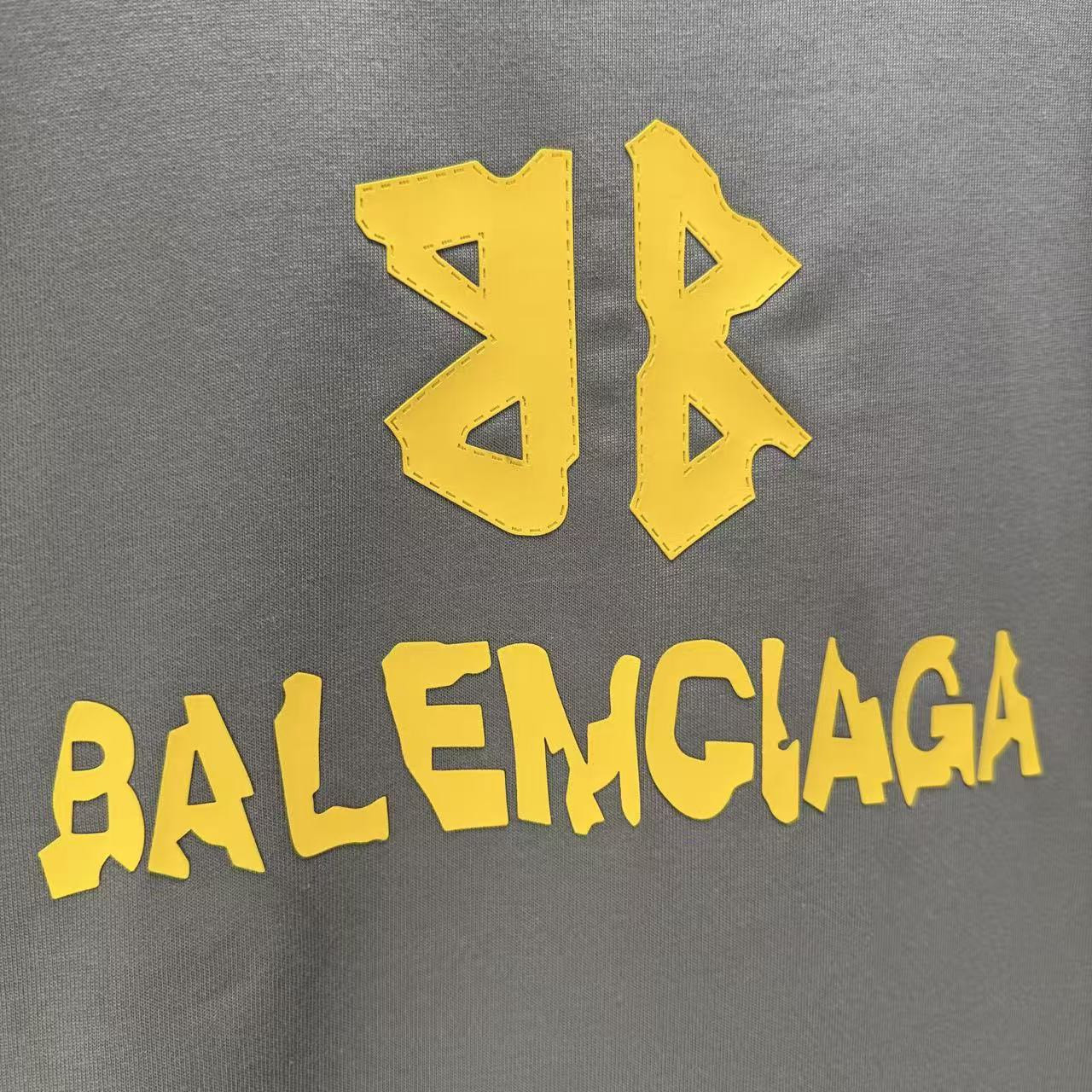 <p>Balenciaga 短袖T恤(棕)</p>