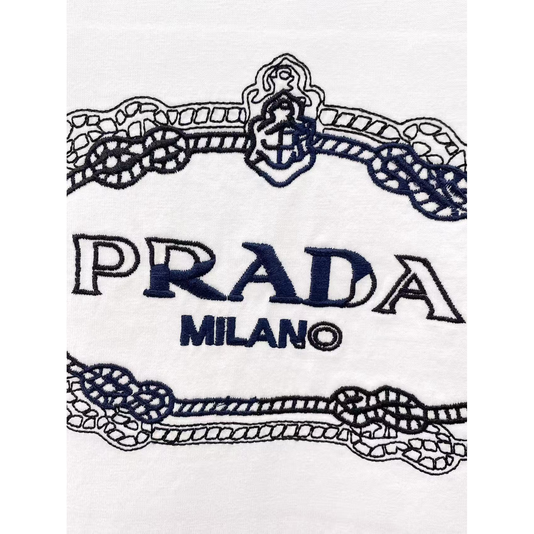<p>PRADA 专柜新款短袖T恤(白)</p>