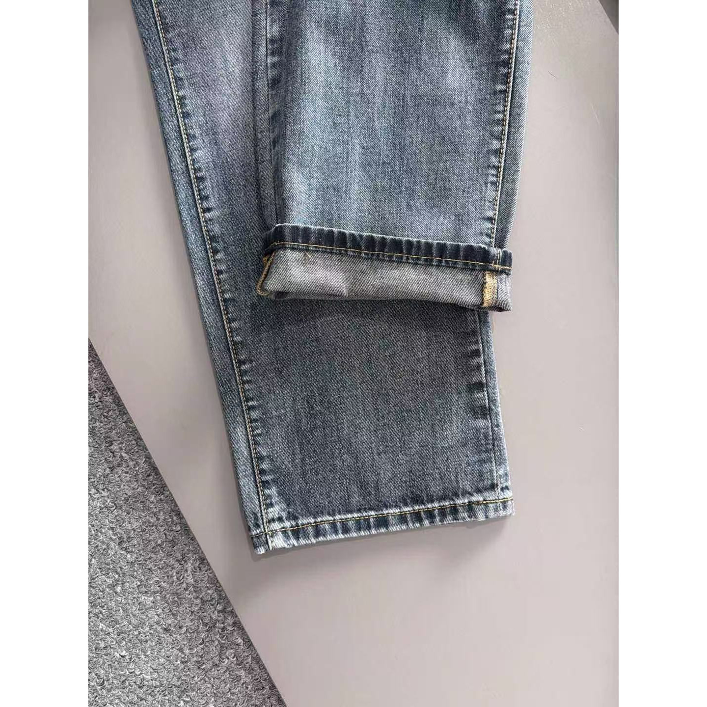 <p>Givenchy 四季款经典牛仔裤直筒长裤(藍)<br />
&nbsp;</p>