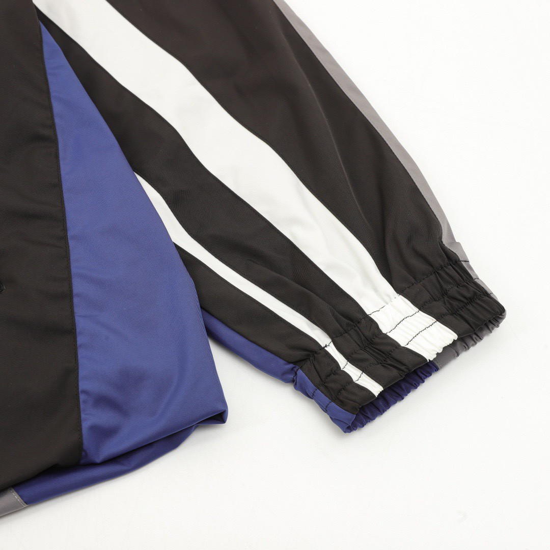 <p>Balenciaga 双色拼接字母刺绣风衣外套</p>