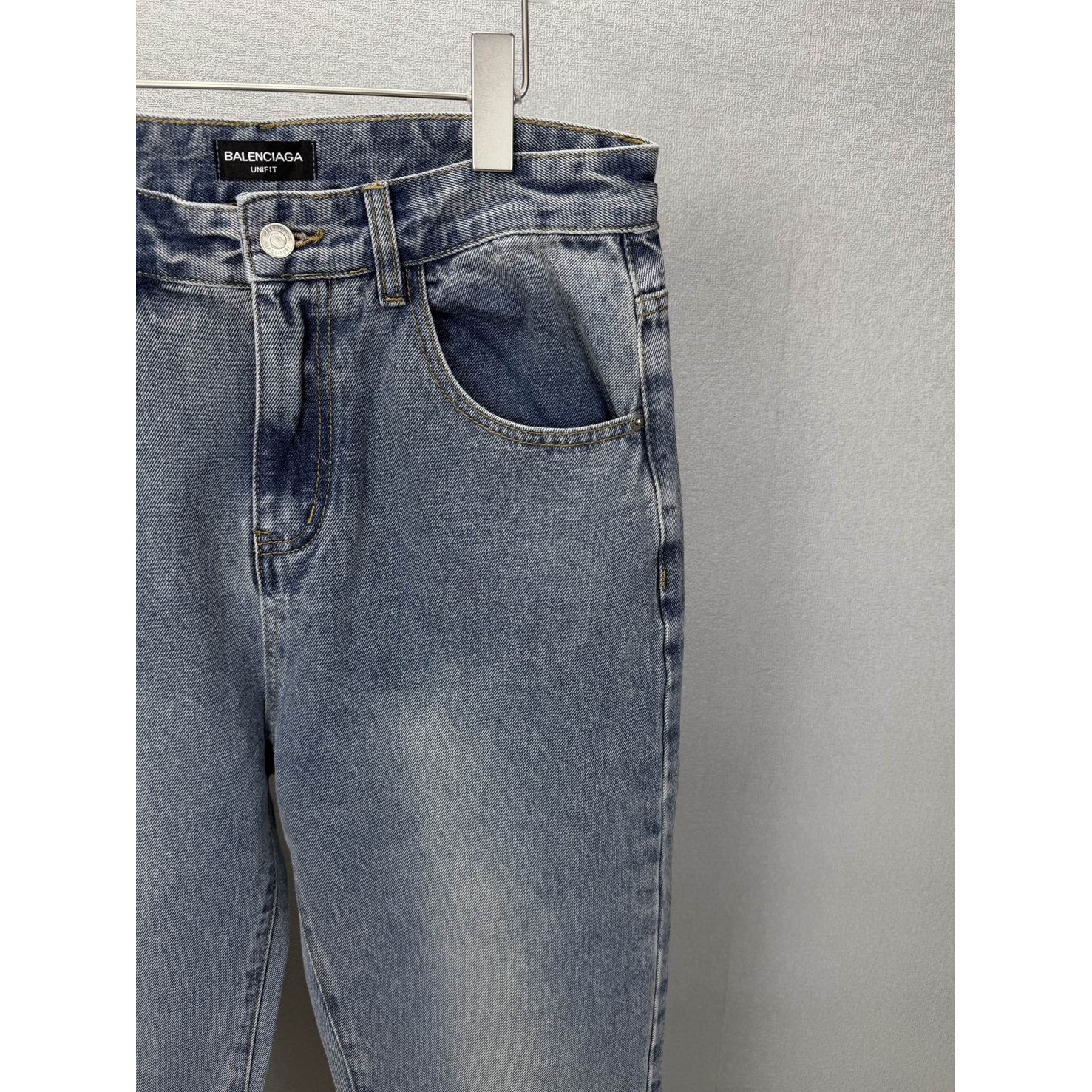 <p>Balenciaga 口袋立体压胶字母牛仔裤</p>