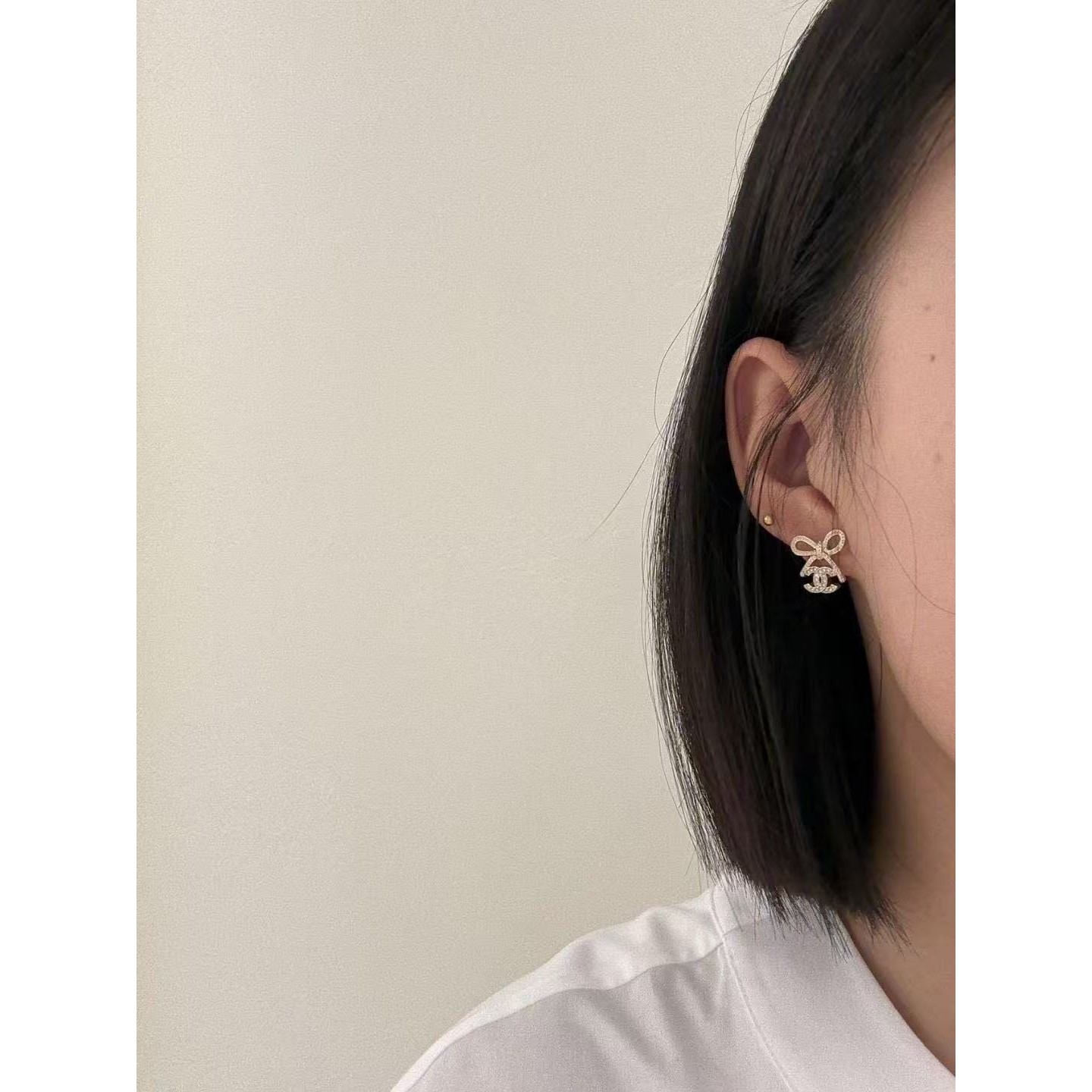 <p>CHANEL&nbsp;蝴蝶结吊双C耳钉</p>