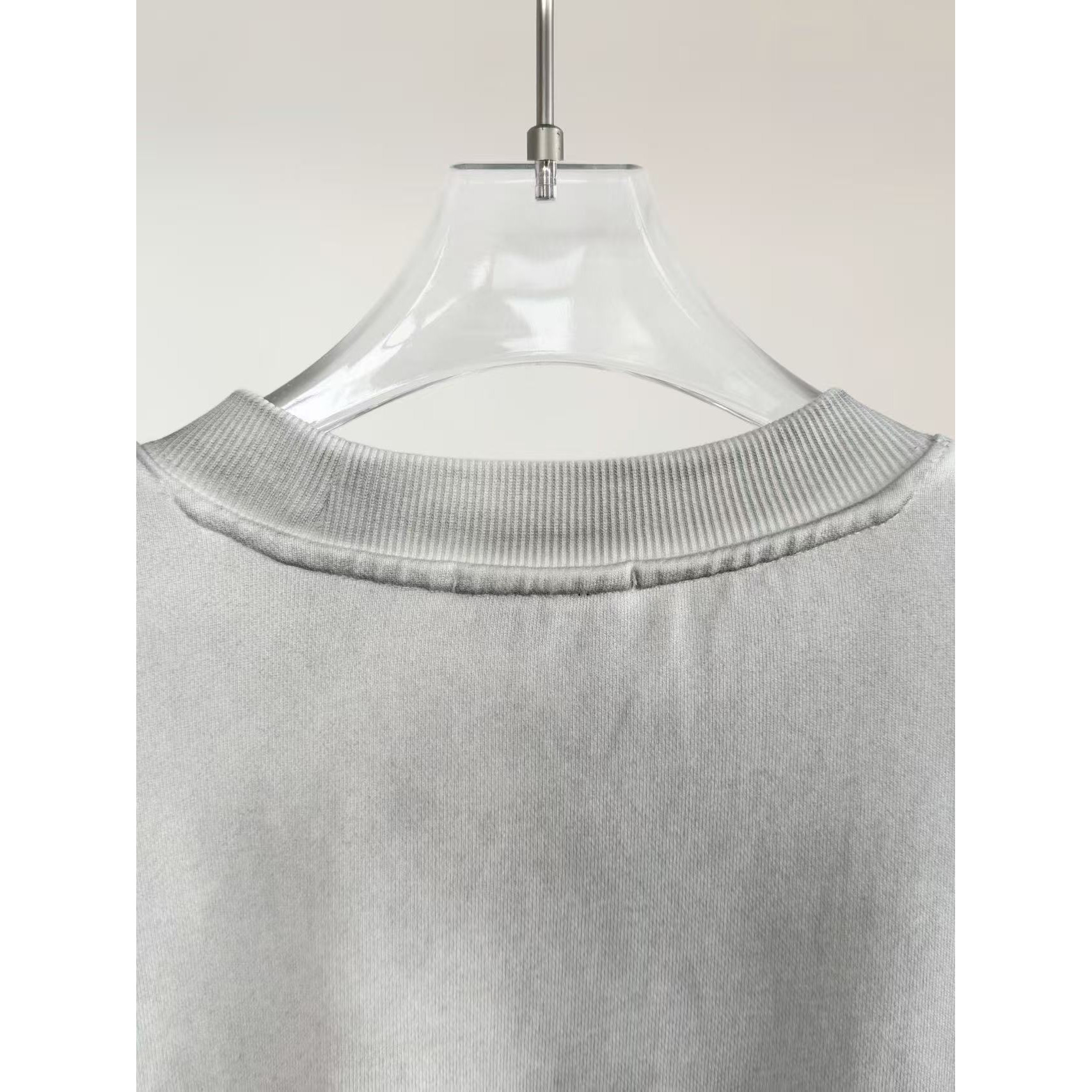 <p>Loewe 洗水圆领卫衣(灰色)</p>