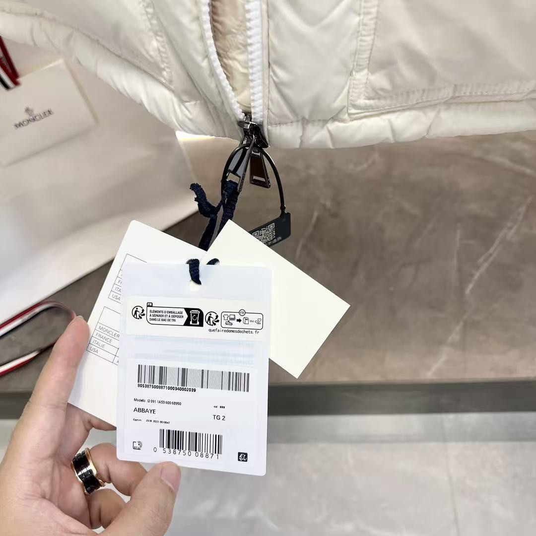 <p>MONCLER Abbaye面包服漆面尼龙女士羽绒服(白粉色)</p>