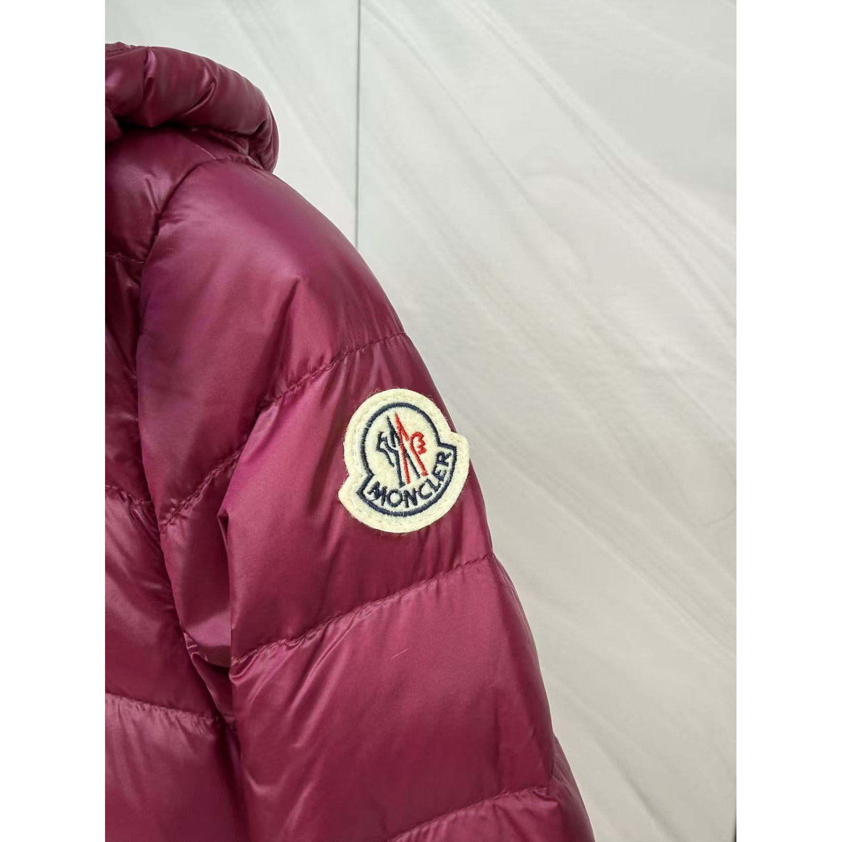 <p>Moncler 连帽中长羽绒服(玫紅色)</p>