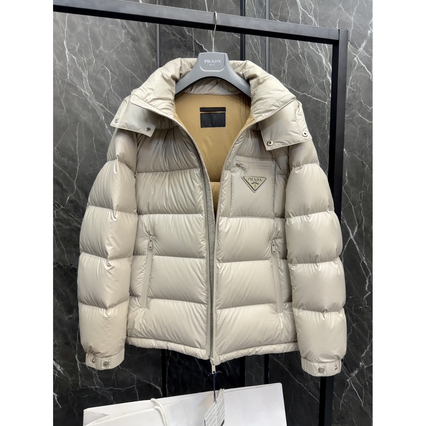 <p>PRADA 新款羽绒服(白)</p>