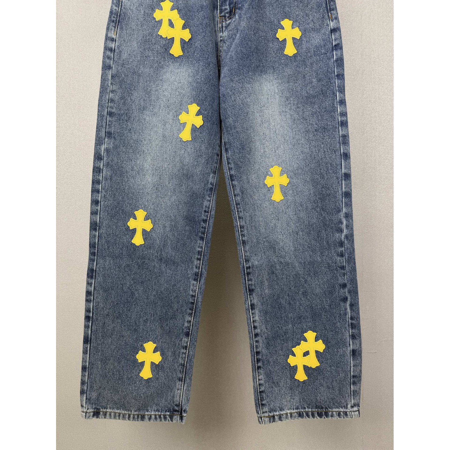 <p>CHROME HEARTS 黄色十字架拼皮情侣款水洗宽松牛仔裤</p>