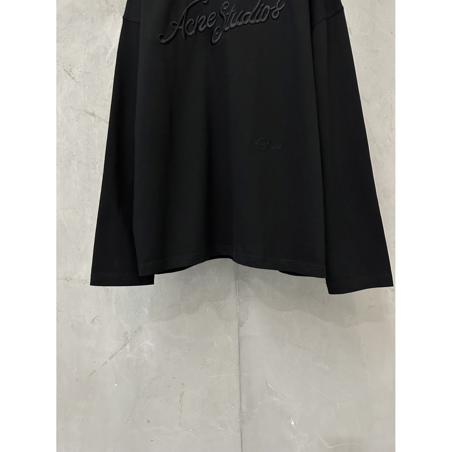 <p>Acne Studio 立体字母刺绣徽标圆领长袖T恤(黑)</p>