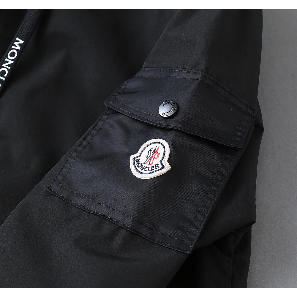 <p>MONCLER 新款男士夹克外套</p>