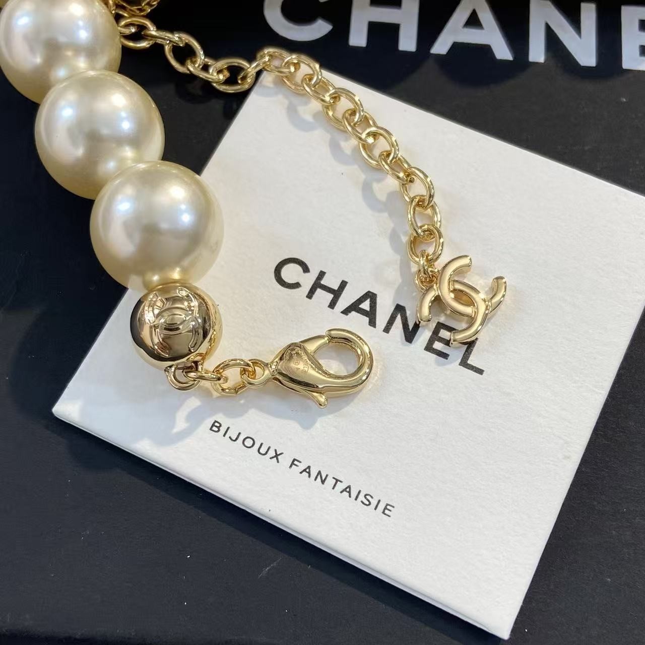 <p>CHANEL 抱珠吊金珠项链</p>