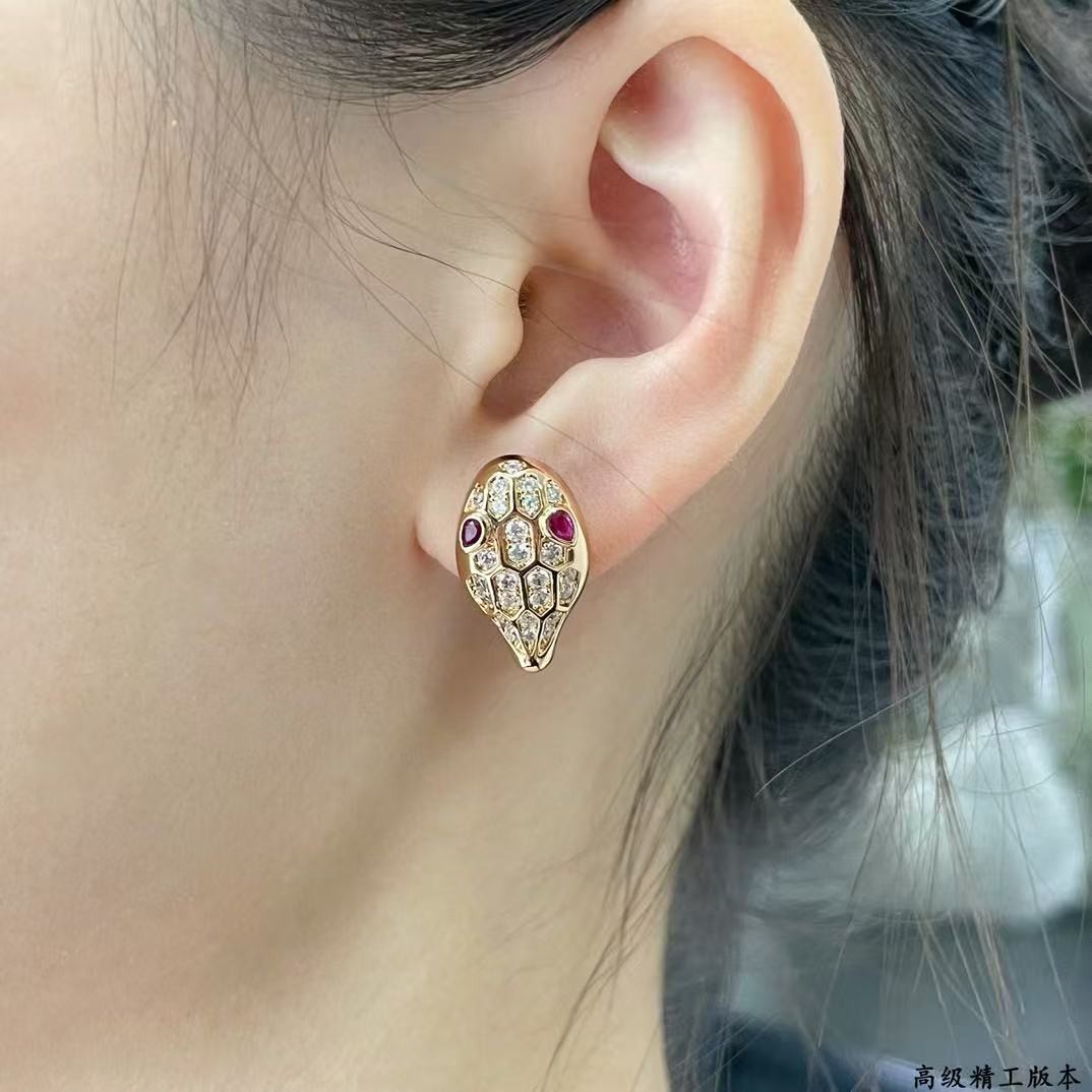 <p>BVLGARI 满钻蛇耳钉（红钻</p>