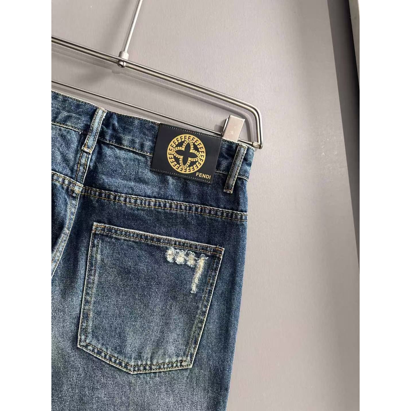<p>FENDI&nbsp;四季款经典牛仔裤直筒长裤(藍)</p>
