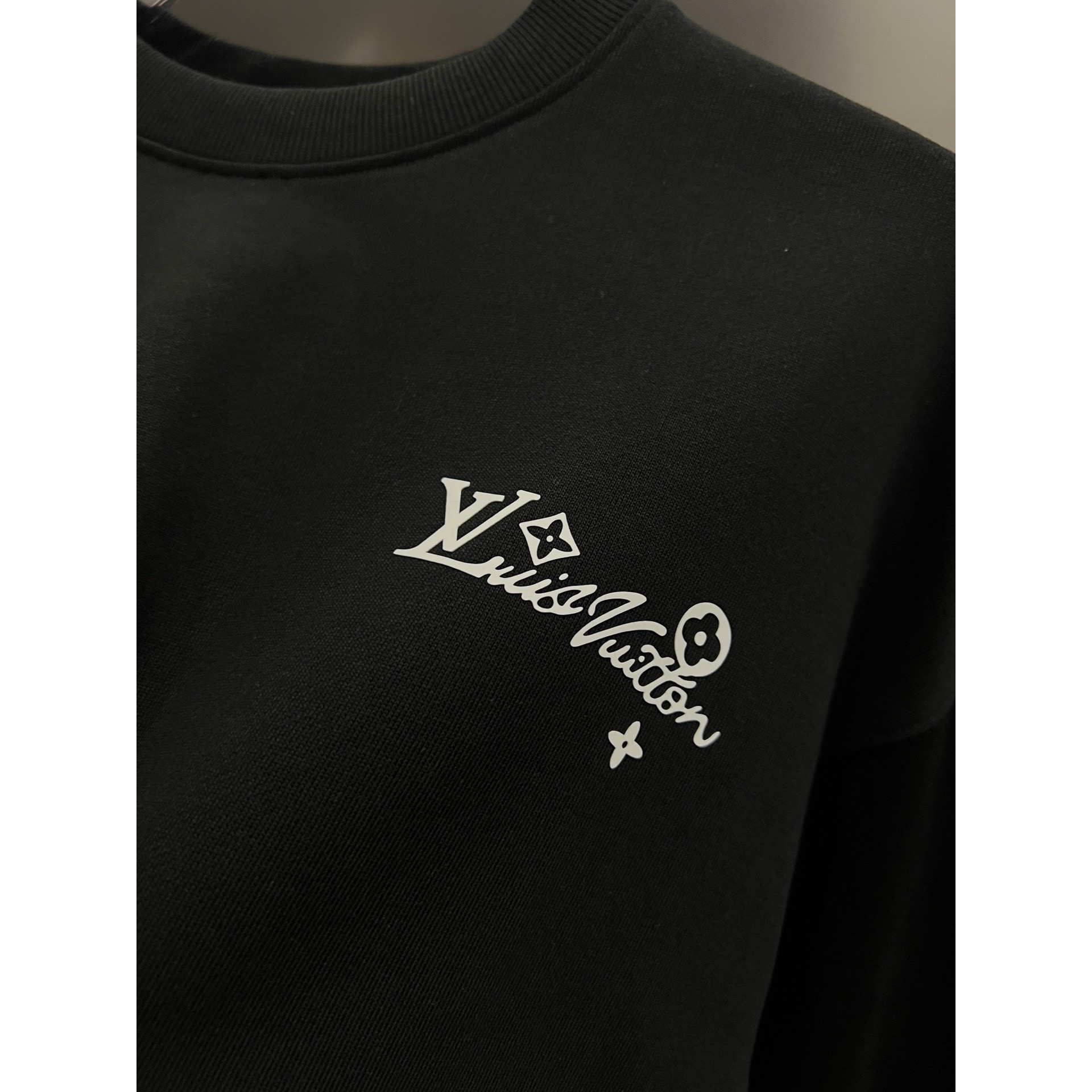 <p>LV 圆领长袖卫衣(黑)</p>