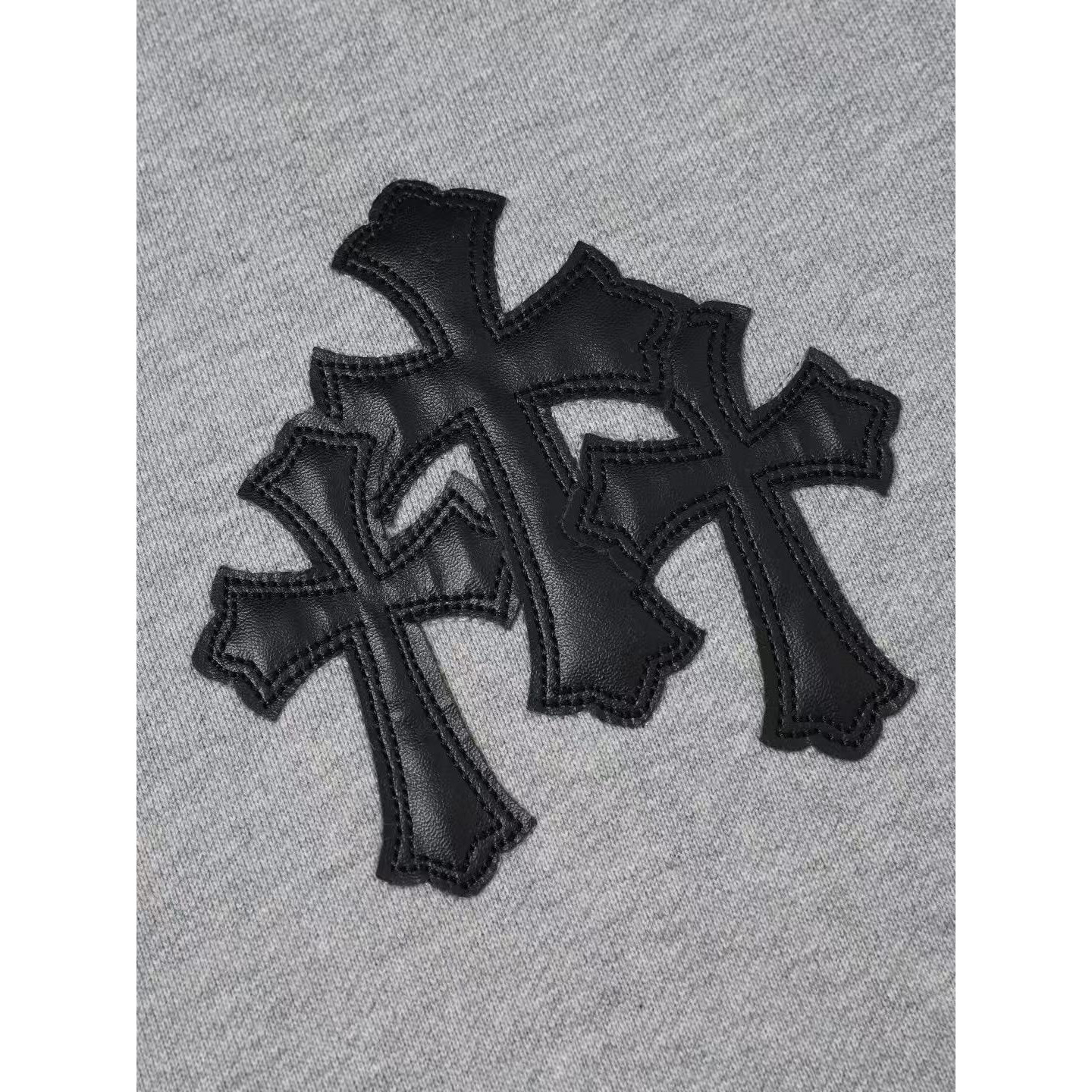 <p>CHROME HEARTS 三花十字架皮标拉链连帽外套(灰)</p>