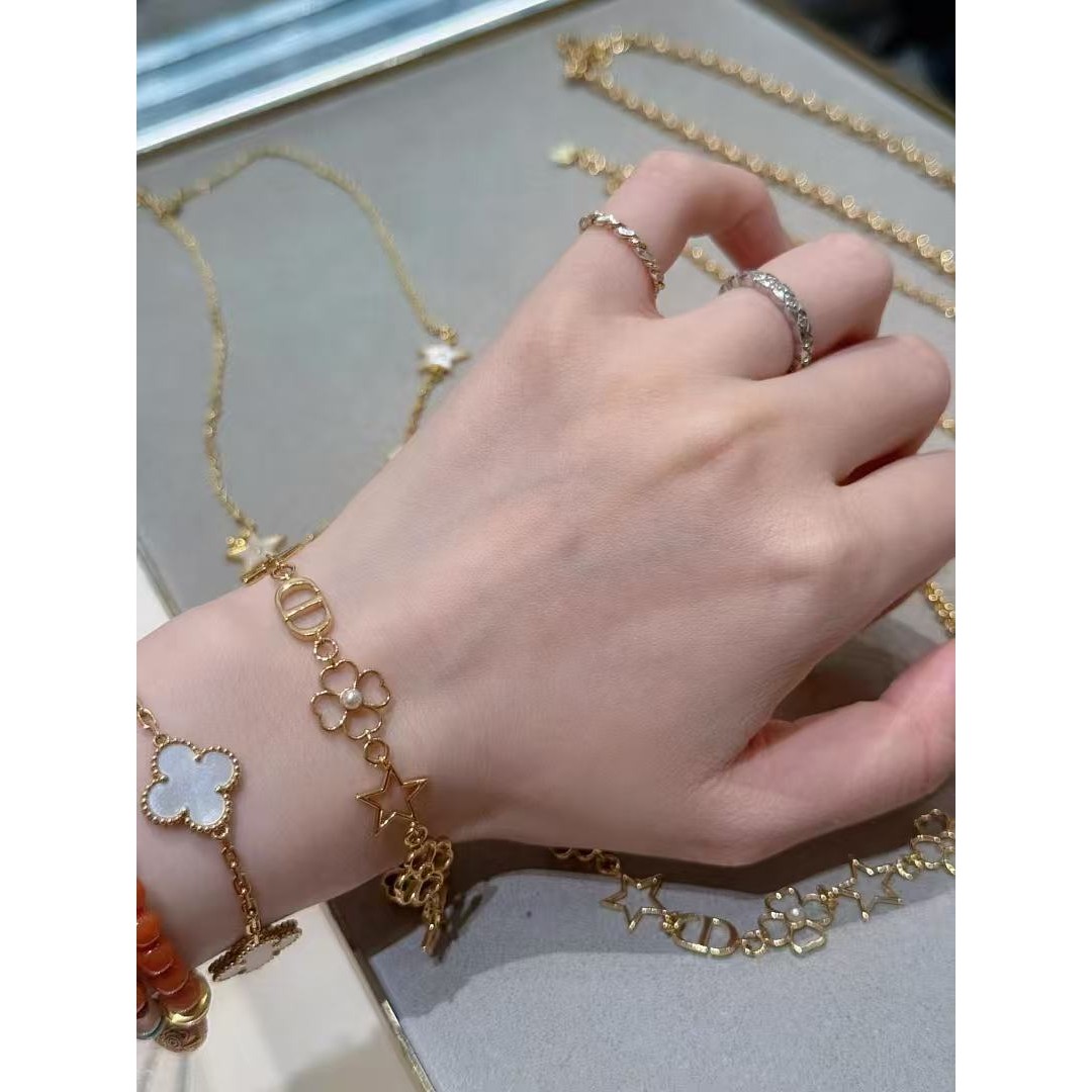 <p>DIOR&nbsp;镂空多星草手链</p>
