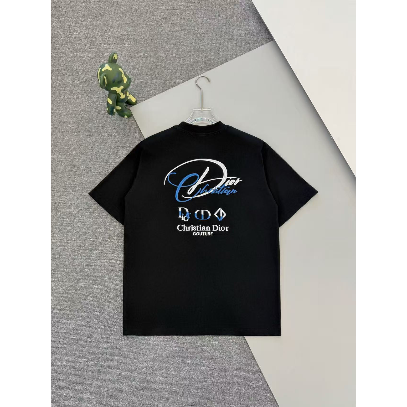 <p>DIOR&nbsp;logo短袖T恤(黑)</p>
