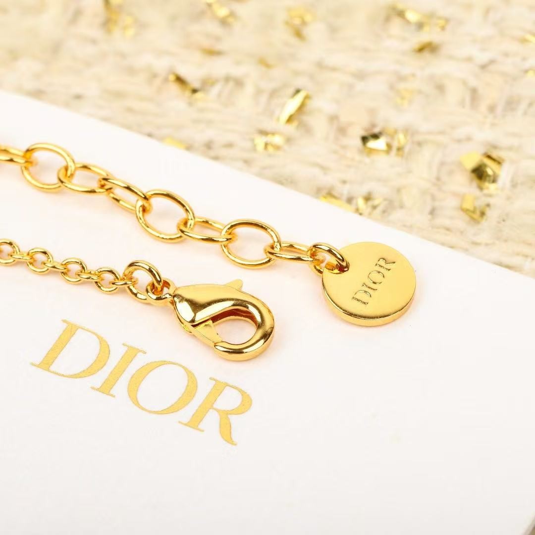 <p>DIOR&nbsp;玫瑰花手链</p>