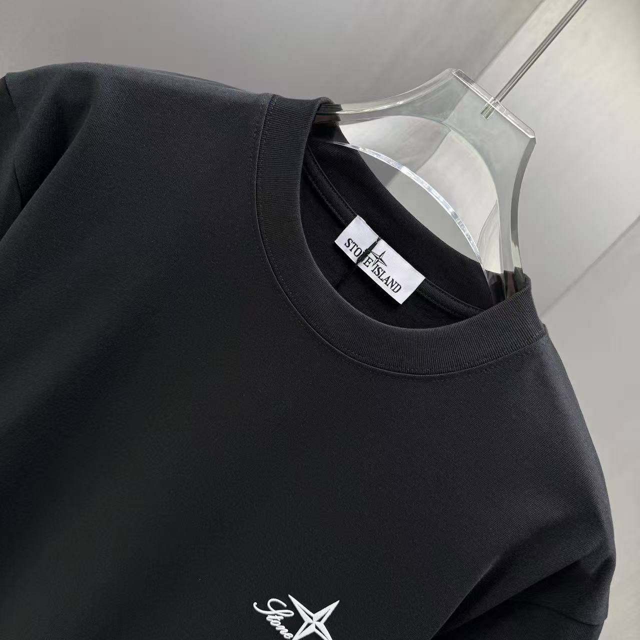 <p>Stone Island 短袖T恤(黑)</p>