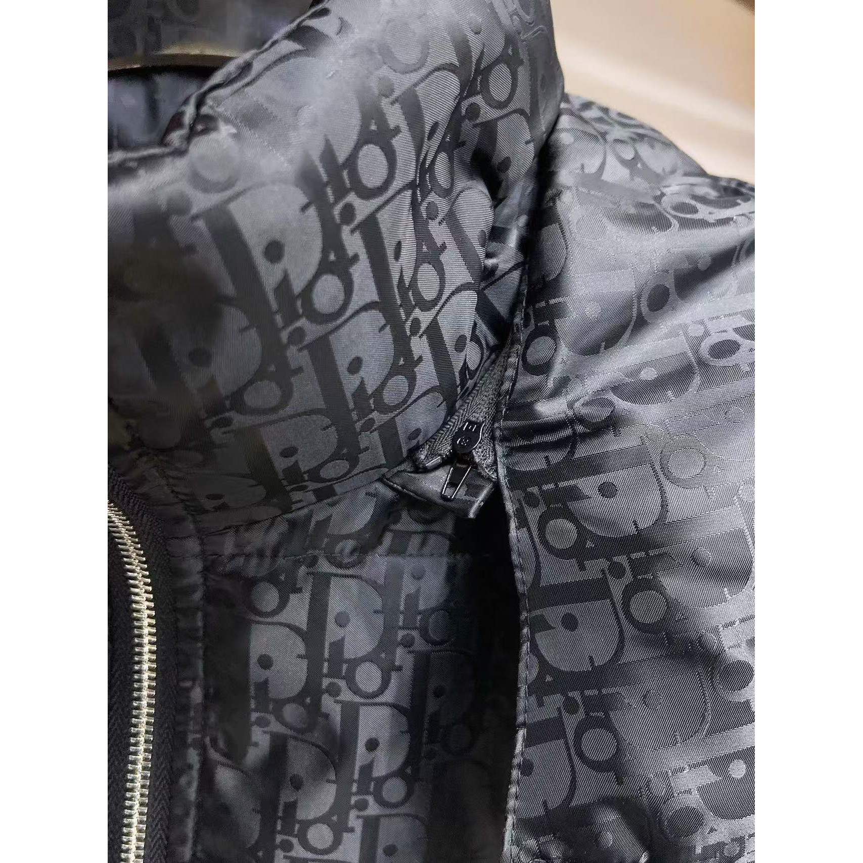 <p>DIOR&nbsp;秋冬新款羽绒服(黑)</p>