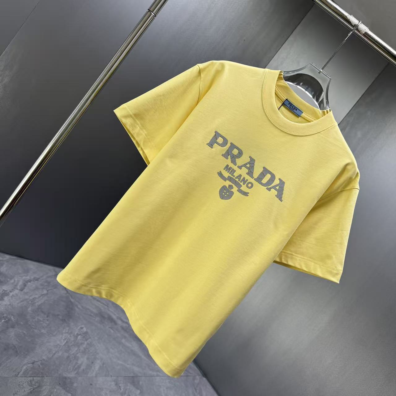 <p>Prada 短袖T恤(黃)</p>