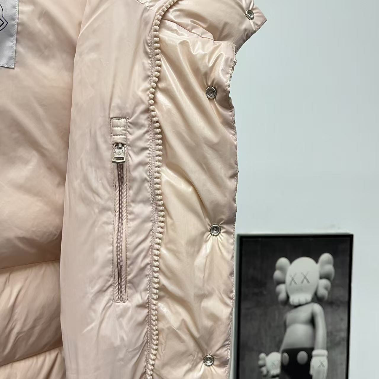 <p>Moncler 70周年双标连帽羽绒服(粉色)</p>