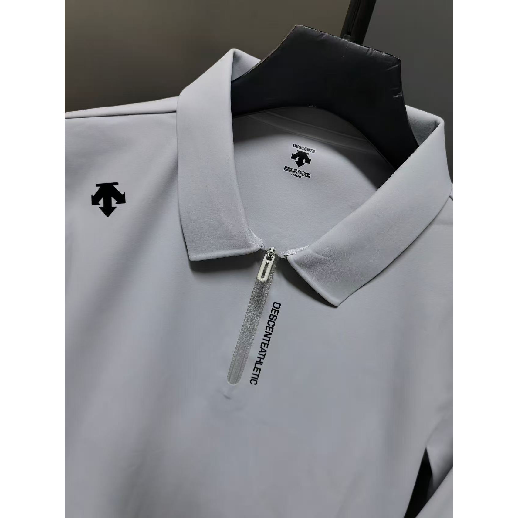 <p>Descente 半拉连长袖打底(淺灰)</p>