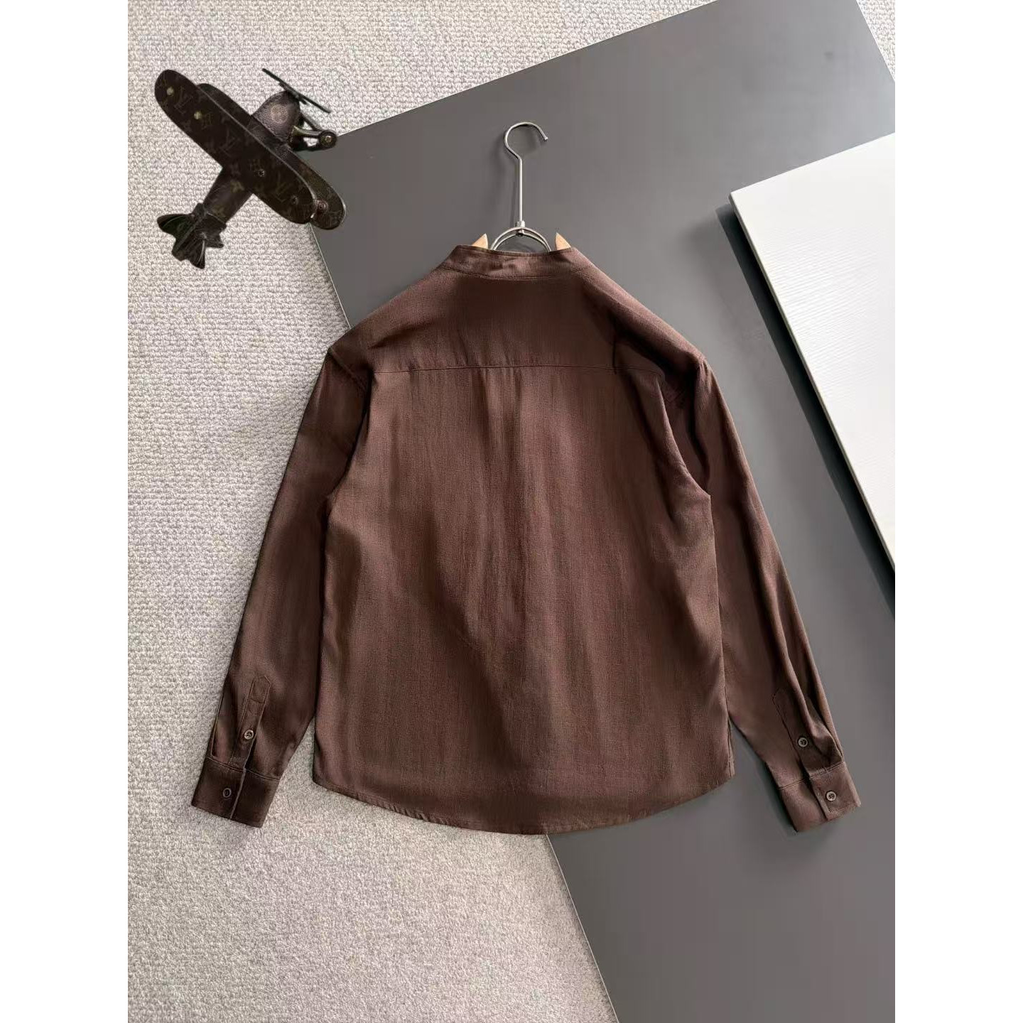 <p>Balenciaga 亚麻衬衫套装(棕)</p>