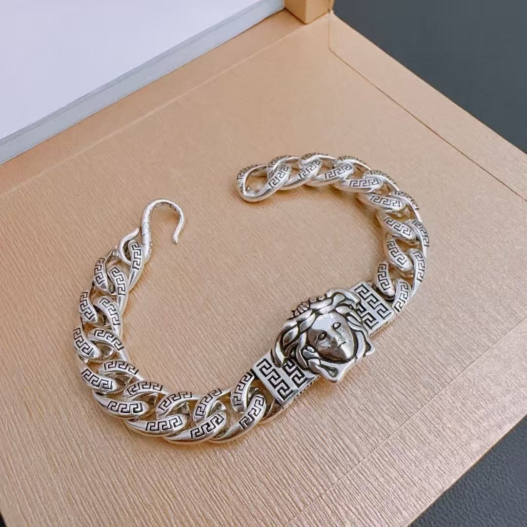 <p>Versace&nbsp;手链</p>