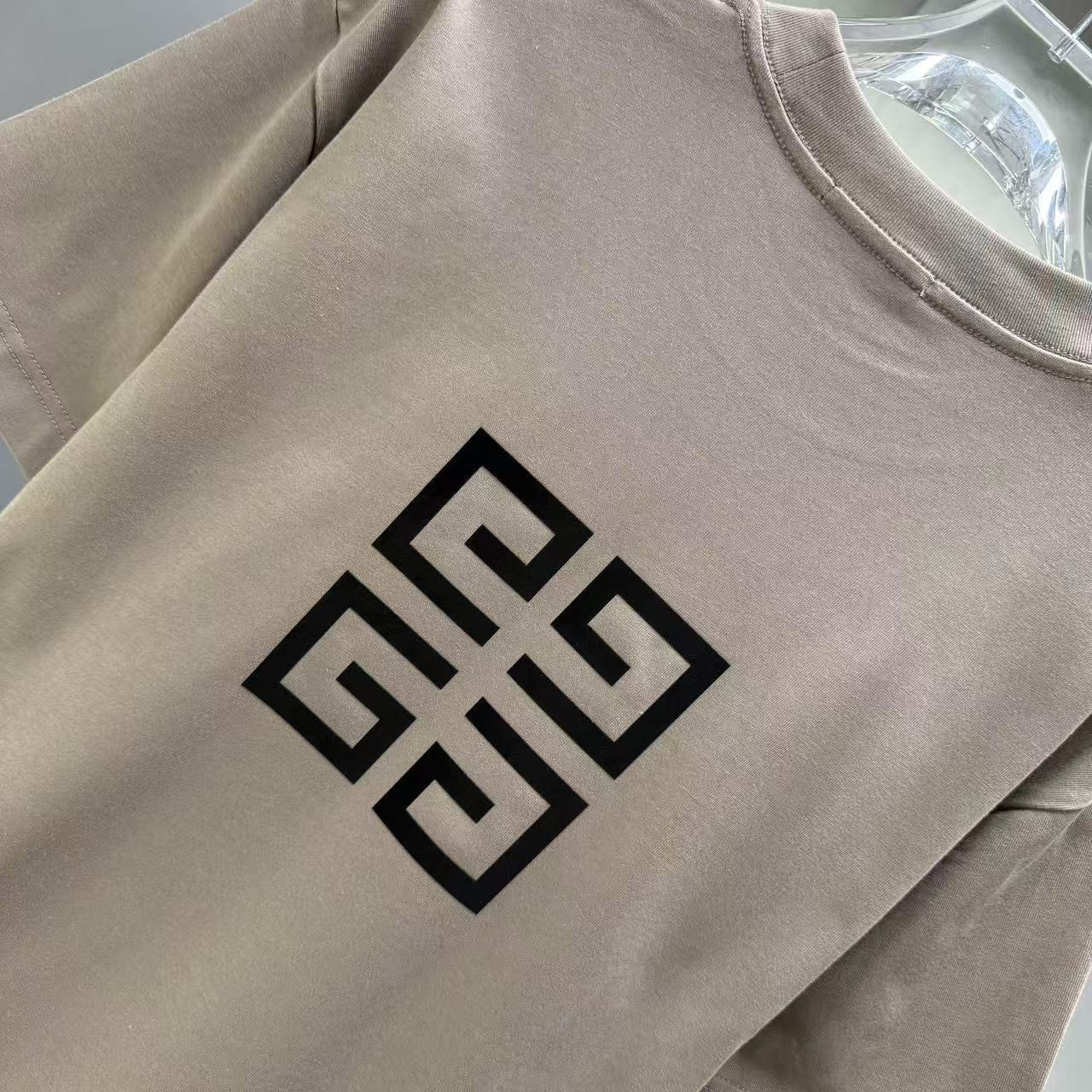 <p>Givenchy 短袖T恤(棕)</p>