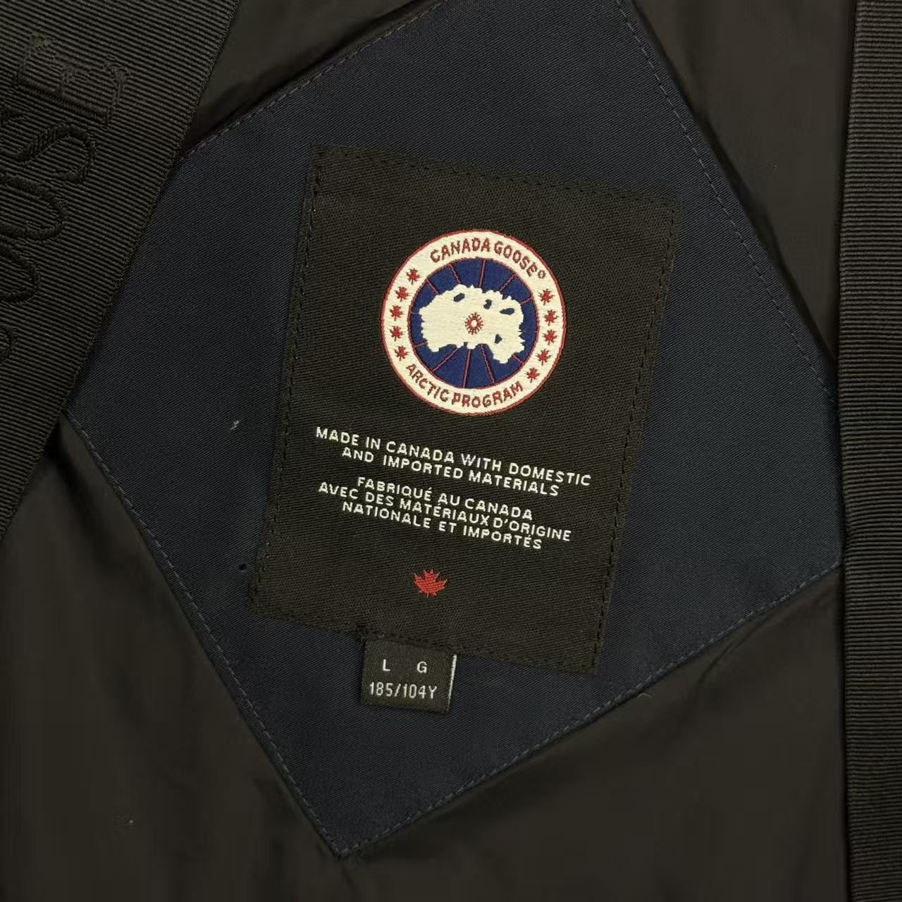 <p>Canada Goose Shelburn*派克大衣羽绒服(藏青紅標)</p>