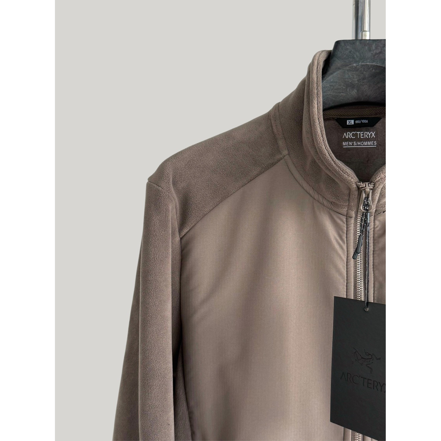 <p>Arc'teryx 手抓绒款外套(卡其)</p>