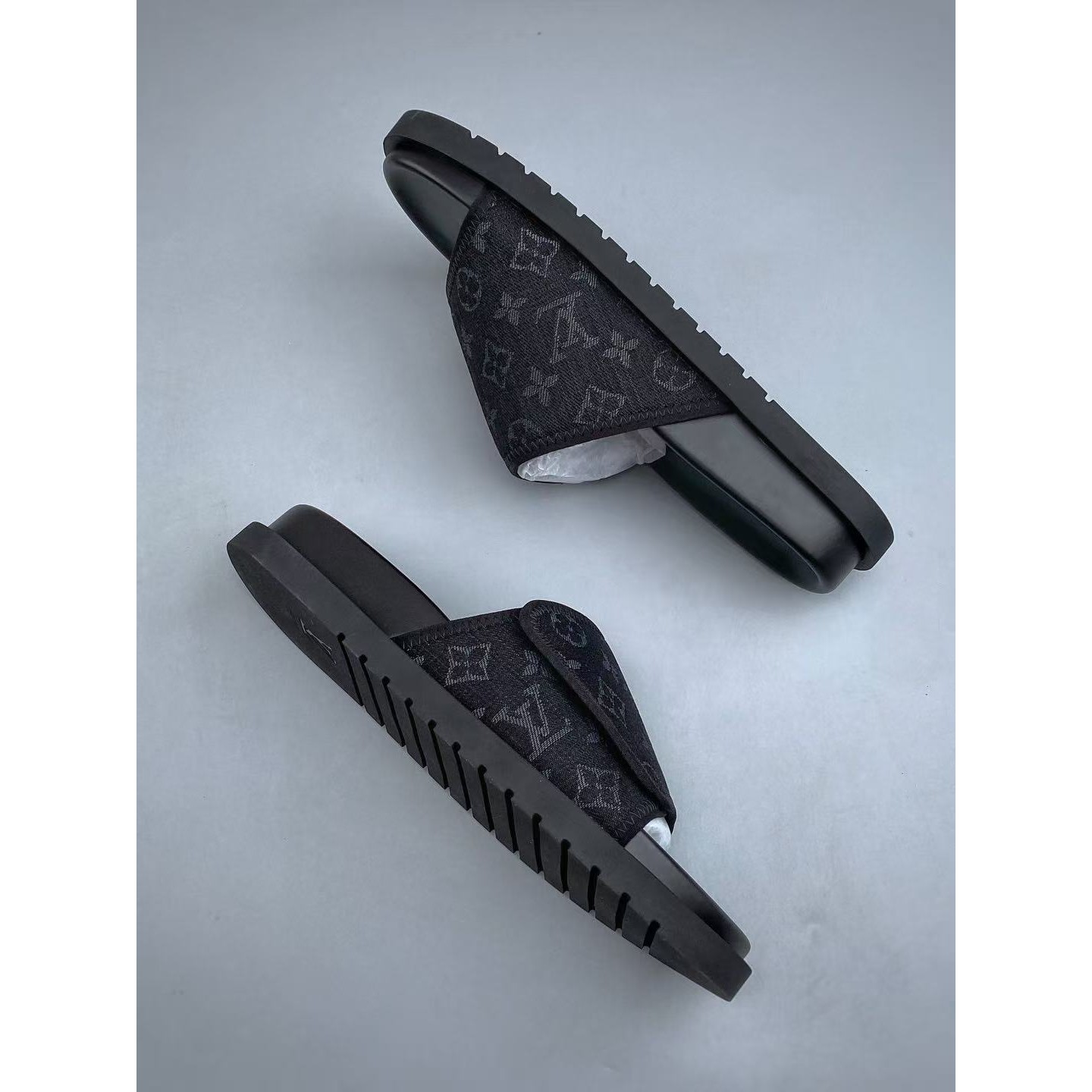 <p>Lv Miami Damier 男款魔术贴一字拖鞋 (黑)</p>