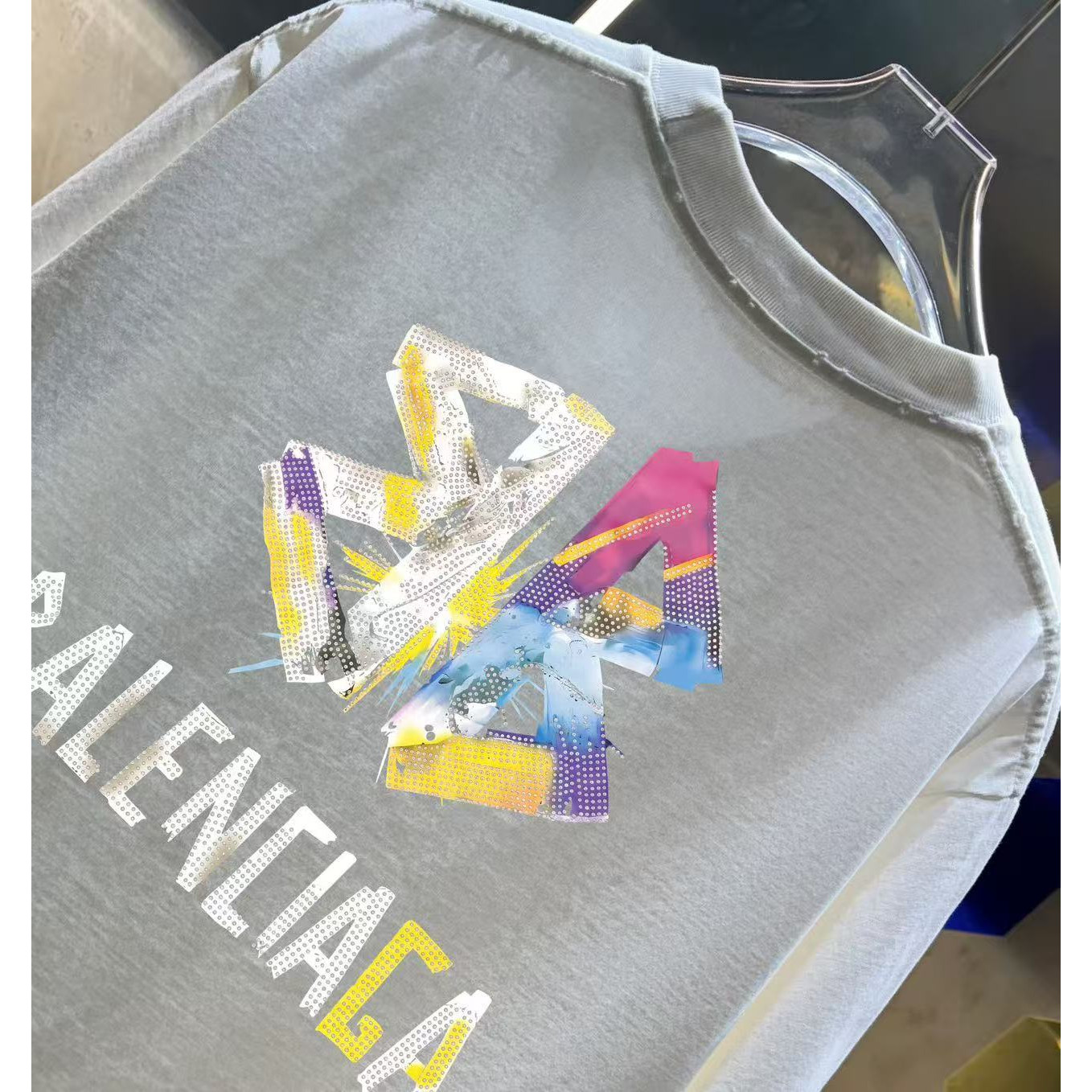<p>Balenciaga 洗水磨破短袖T恤(洗水白)</p>