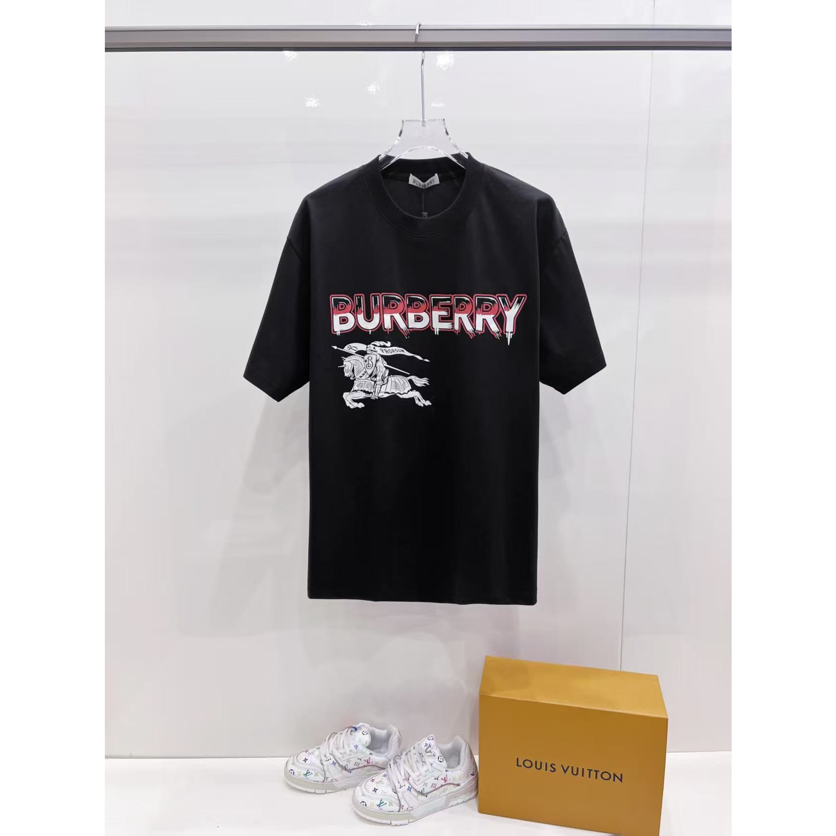 <p>BURBERRY&nbsp;短袖圆领T恤(黑)</p>