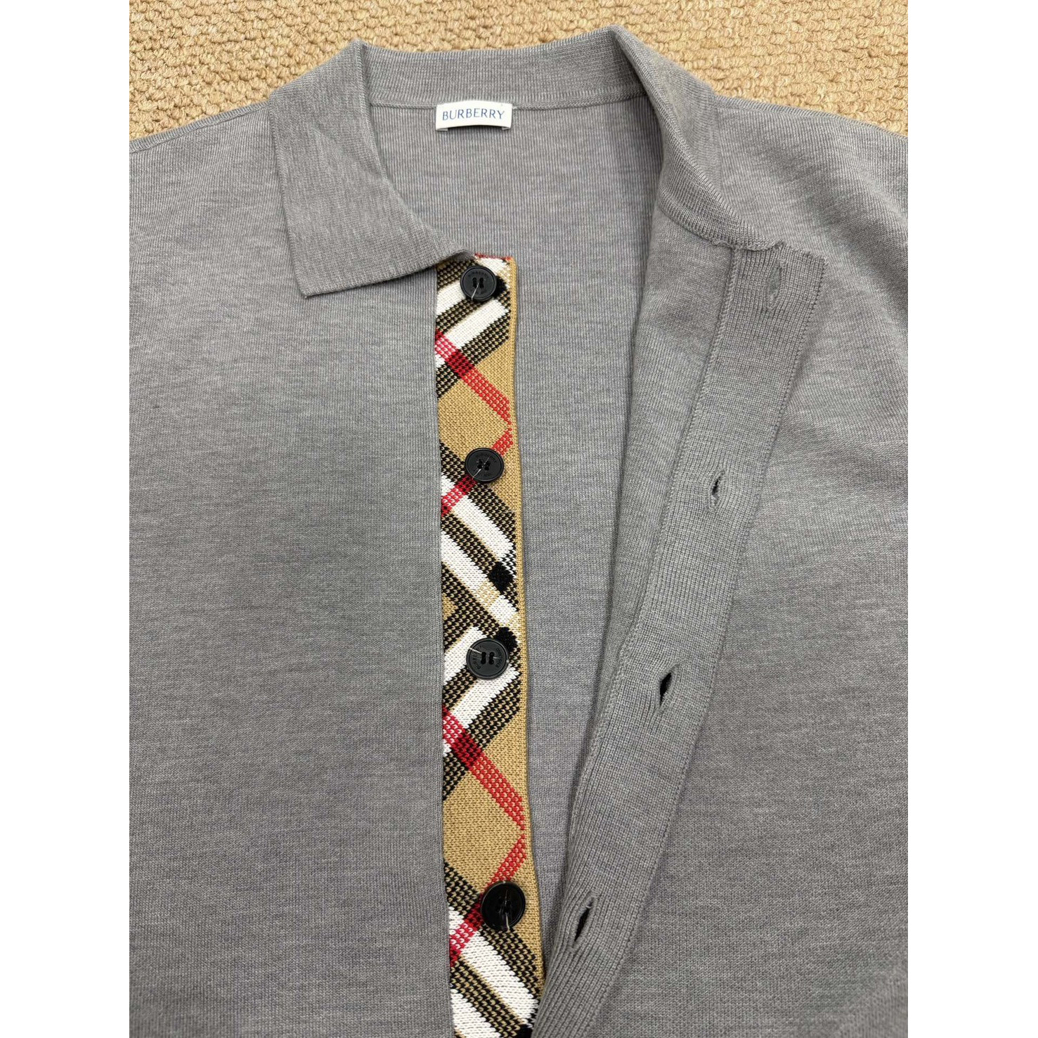 <p>Burberry 羊毛格纹装饰衣襟开衫衬衫(灰)</p>