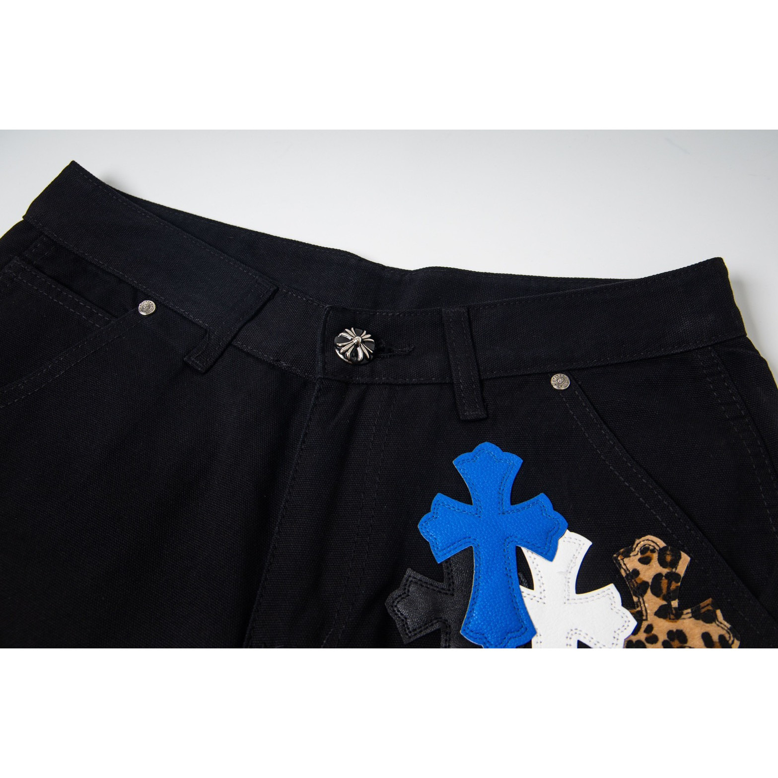 <p>CHROME HEARTS 蓝豹纹拼白皮十字架拼皮情侣款水洗宽松牛仔裤(1777#)</p>