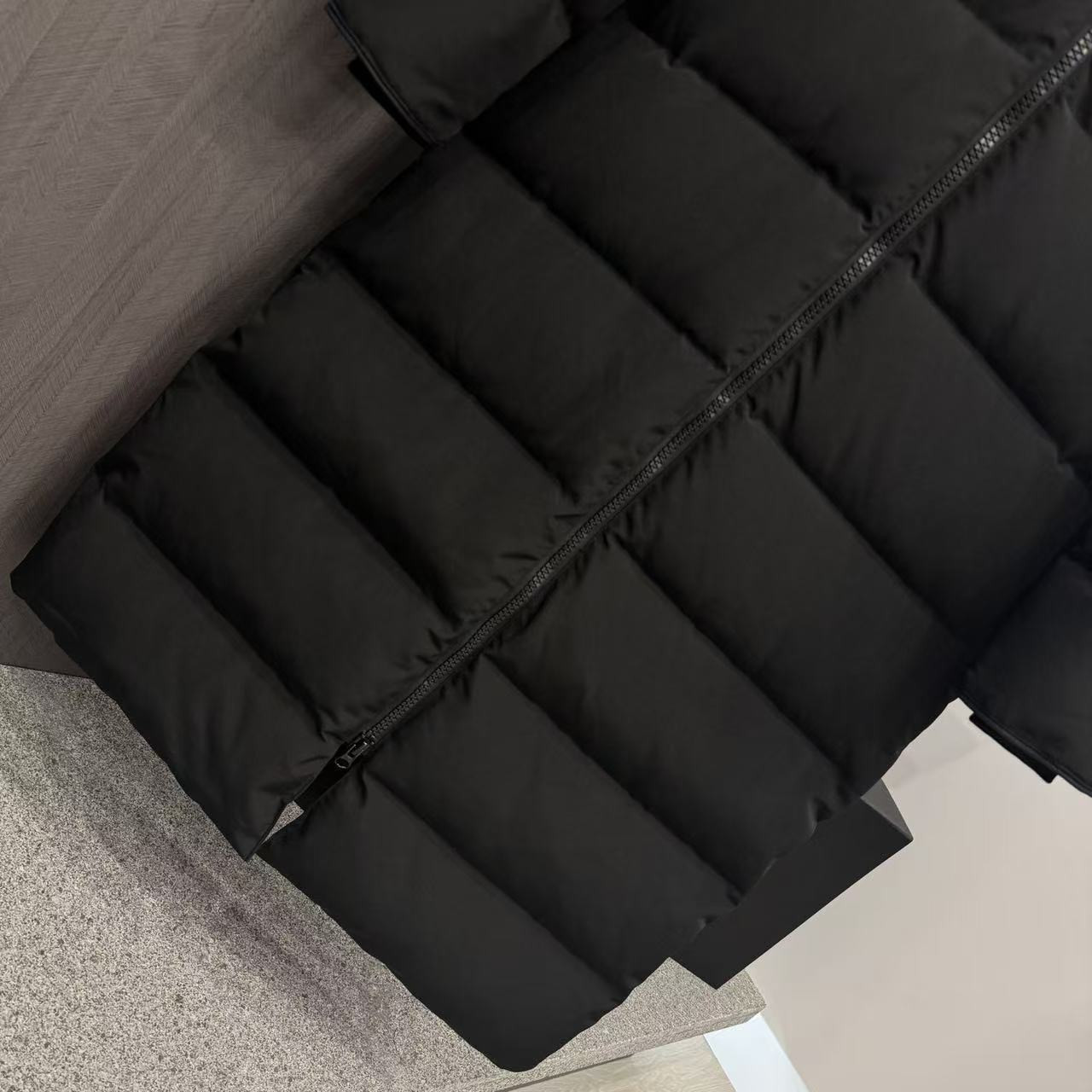 <p>Canada Goose 可拆卸兜帽全長款羽绒服(黑)</p>