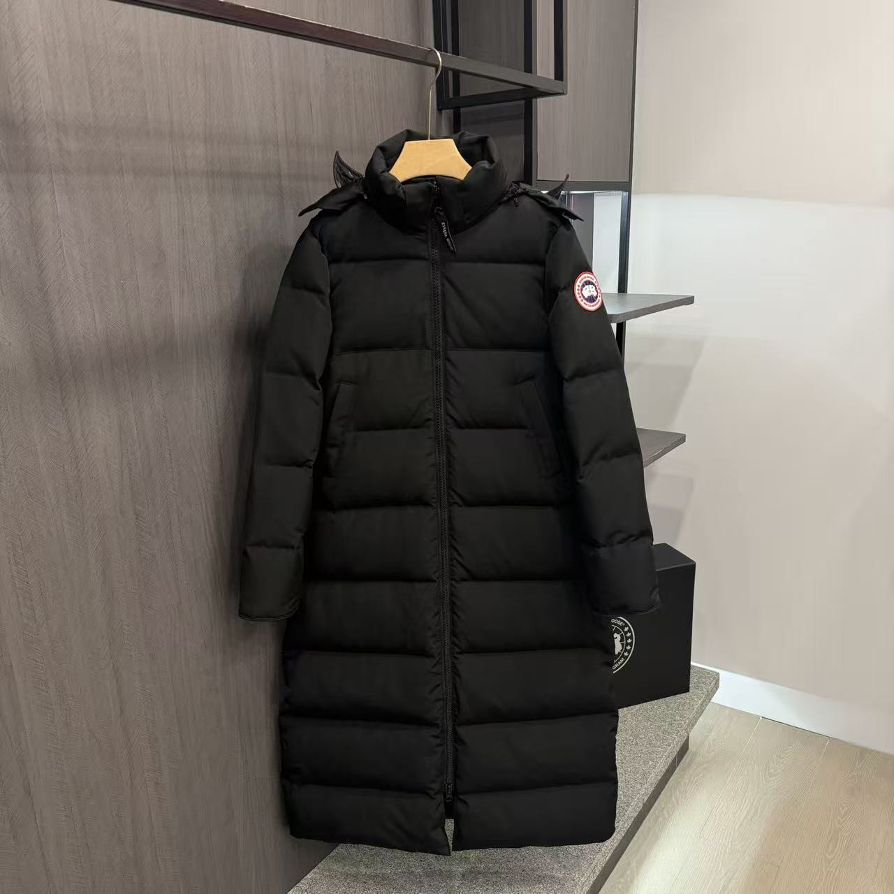 <p>Canada Goose 可拆卸兜帽全長款羽绒服(黑)</p>