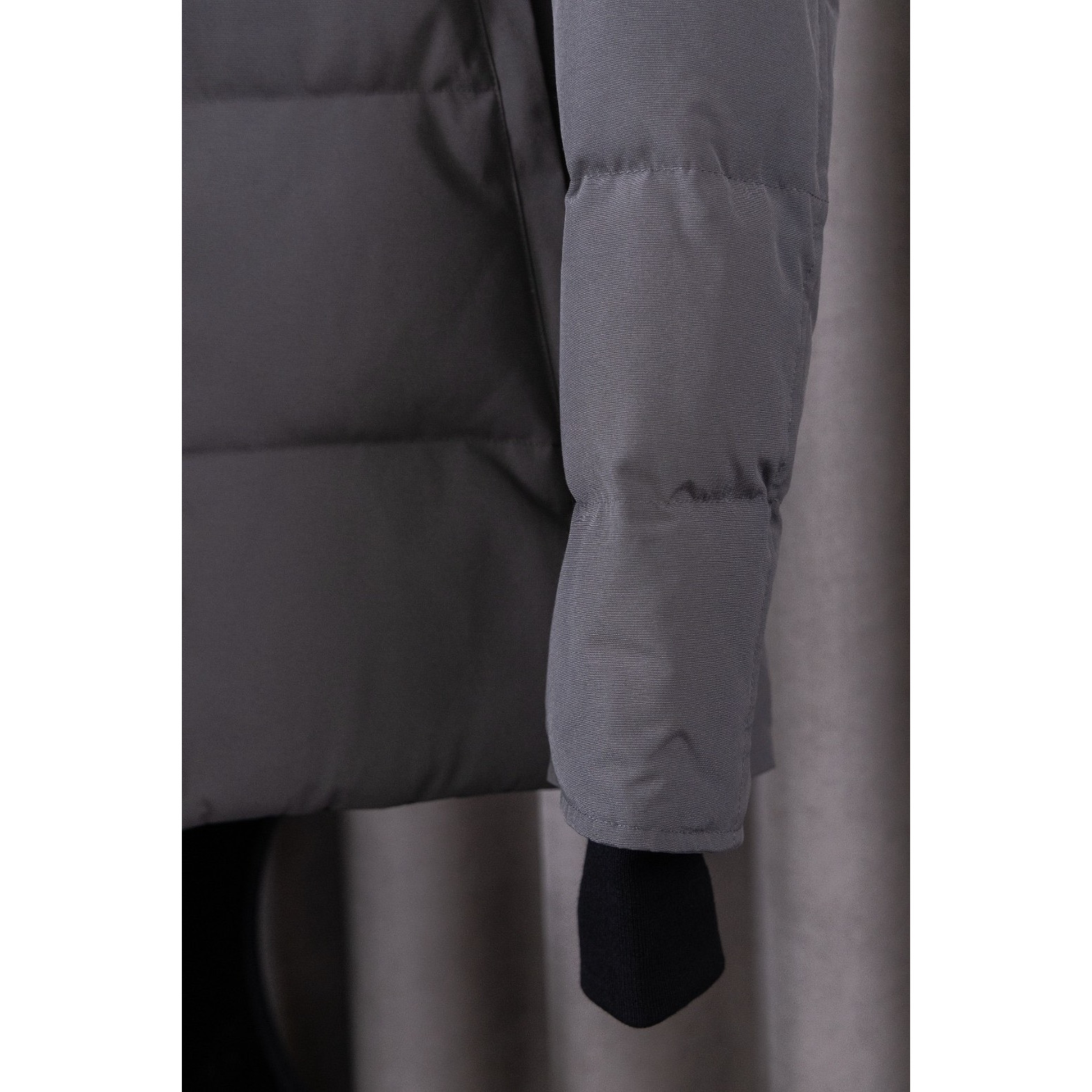 <p>Canada Goose 顶级狼毛Wyndham 2048M 29款 系列派克大衣羽绒服(灰色红标)</p>